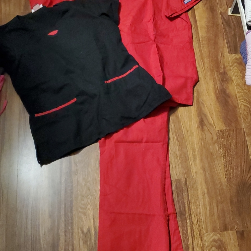 Red scrub bundle 2 tops 1 M 1 sm 1 pants M